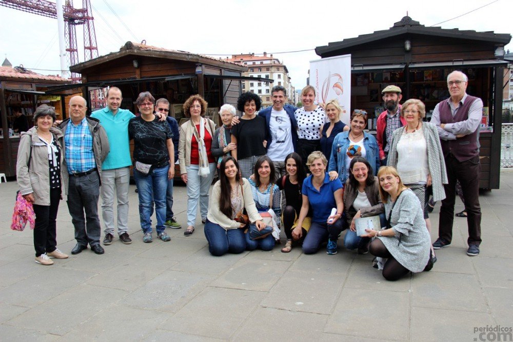  Foto de los asociados en la pasada Feria del Libro de Portugalete