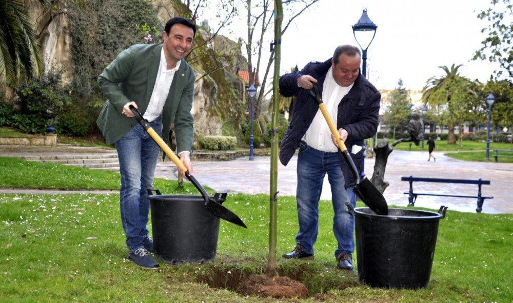 El Alcalde y el Concejal de Medio Ambiente en el Parque Doctor Areilza