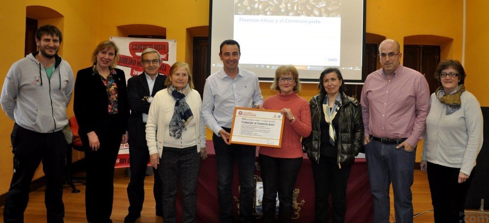 En la imagen, el alcalde de Portugalete, Mikel Torres, con integrantes del Grupo Motor de Portugalete por el Comercio Justo