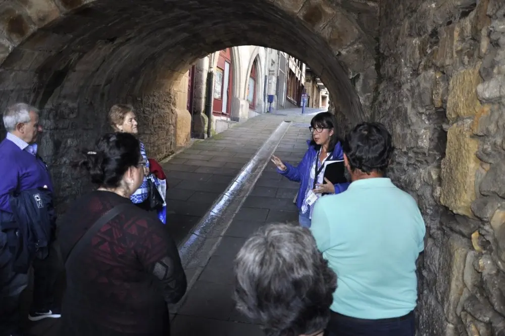 La visita comienza a las 11:30 en la Oficina de Turismo