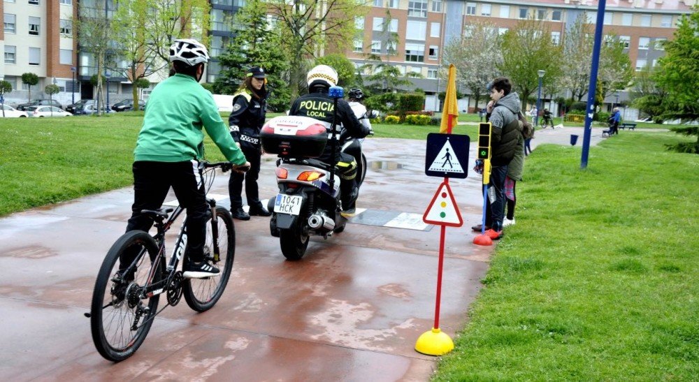 Los escolares recorren en bici un circuito diseñado por la Policía