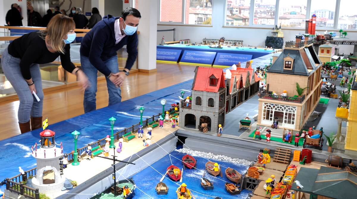 Mikel Torres visitando la exposición playmobil de Portugalete