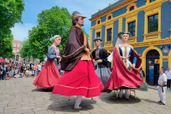 Gigantes bailando con en Portugalete en la celebración de Portugalete 700