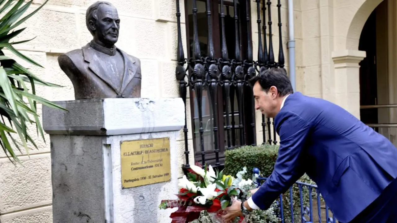 El Alcalde ha realizado una ofrenda floral