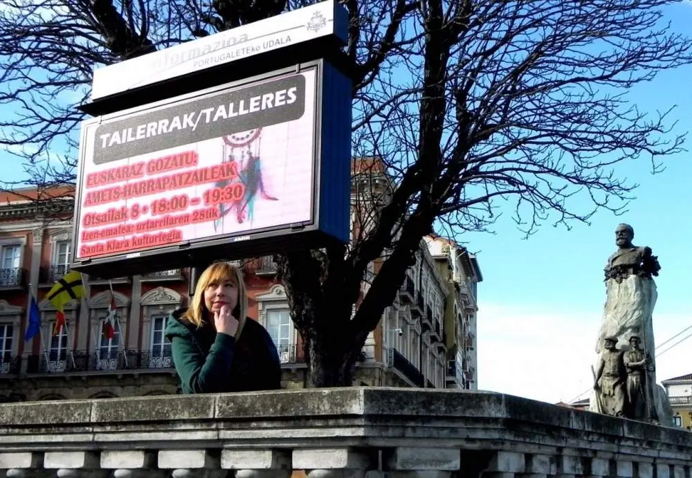 Pantalla informativa en la plaza del Ayuntamiento