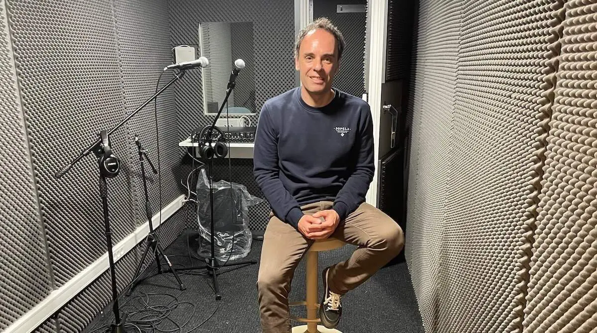 Txema Ezkerra, concejal de Juventud, en el estudio de grabación de Meraki