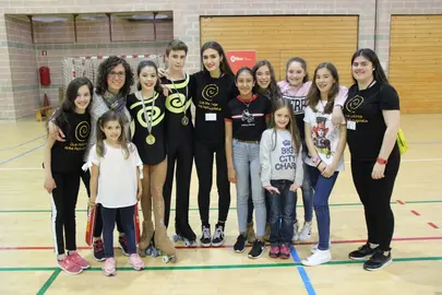 Joseba Viador y Naroa Ruiz junto a sus compa&ntilde;eros del Club de Patinaje Kiribil
