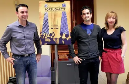 Asier posa junto a su cartel