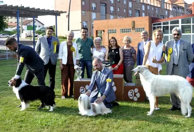Imagen del podio con los ejemplares ganadores absolutos del certamen