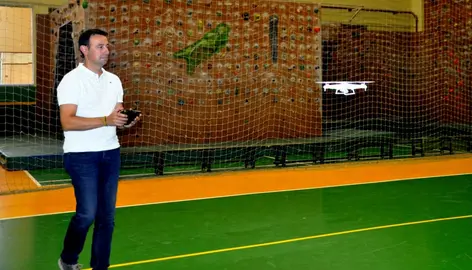 El alcalde de Portugalete, Mikel Torres, manejando un drone
