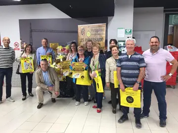 Los afortunados con sus carros de la compra gratuitos