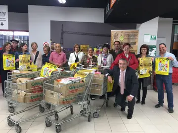 Los afortunados posan con sus carros premiados