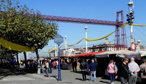 Puestos artesanales junto a la r&iacute;a