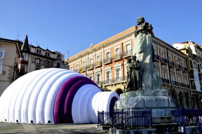 La carpa est&aacute; instalada en la Plaza del Solar