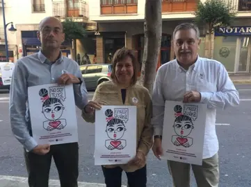 Comerciantes muestran los carteles de la iniciativa