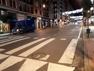 La iluminaci&oacute;n es led, variable en intensidad y configurable