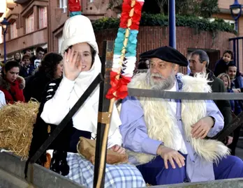La pareja estuvo acompa&ntilde;ada de los zanpanzarrak