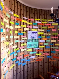 Mural con los nombres de madres, abuelas y profesoras de los estudiantes