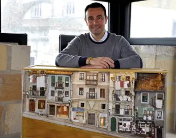 El Alcalde, Mikel Torres, junto a una de las maquetas