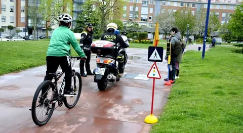 Los escolares recorren en bici un circuito dise&ntilde;ado por la Polic&iacute;a