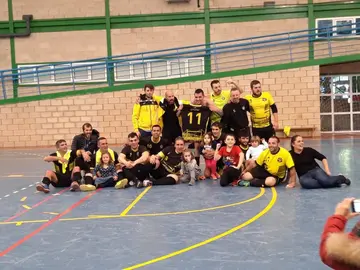 Jugadores y miembros del club celebran el ascenso