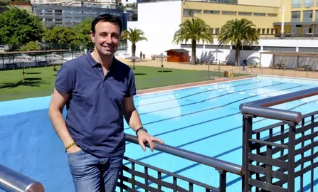 Mikel Torres, junto a las piscinas del Muelle de Churruca