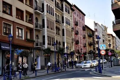 Deberán estar ubicados a pie de calle