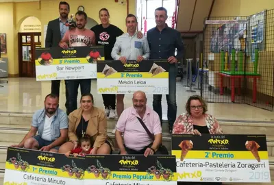 Los premiados posan con sus galardones junto al Alcalde