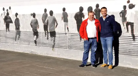 Mikel Torres, y el concejal de Servicios y Medio Ambiente, Gorka Echave, junto al nuevo mural