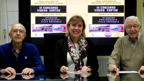 Representantes de Hartu-Emanak y el Ayuntamiento