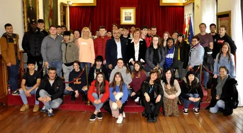 Foto de Familia en el sal&oacute;n de Plenos del Ayuntamiento
