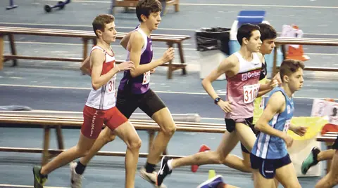 Atletas participan en una de las pruebas del &uacute;ltimo Campeonato de Euskadi de Atletismo sub-16-18-20