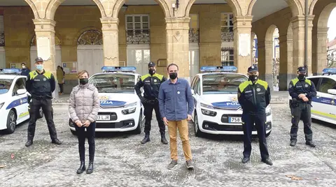La concejala de Polic&iacute;a Local, Leire Palacio, y el concejal de Seguridad Ciudadana, Txema Ezkerra, junto a varios agentes municipales