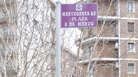 Placa de la plaza de Portugalete &lsquo;8 de Marzo&rsquo;