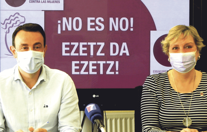 El alcalde de Portugalete, Mikel Torres, y la concejala de Servicios Sociales, Mª José Blanco, en la presentación del programa