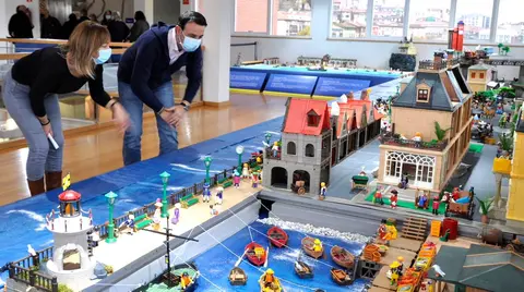 Mikel Torres visitando la exposici&oacute;n playmobil de Portugalete