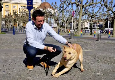 El Alcalde junto a Canela, a&uacute;n pendiente de adopci&oacute;n