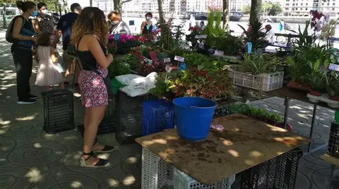 La venta de flores es una de las actividades m&aacute;s importantes del mercado