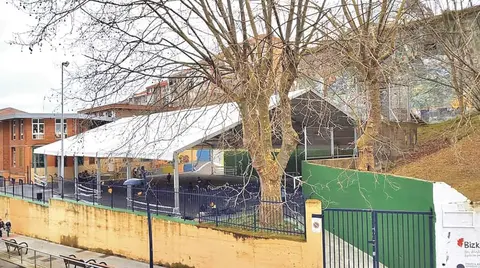 Una de las carpas instaladas para que los alumnos est&eacute;n al aire libre