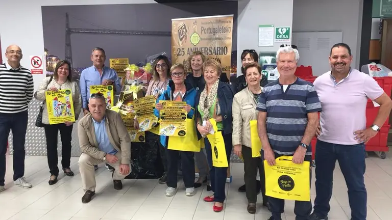 Los afortunados con sus carros de la compra gratuitos