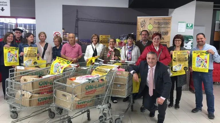 Los afortunados posan con sus carros premiados