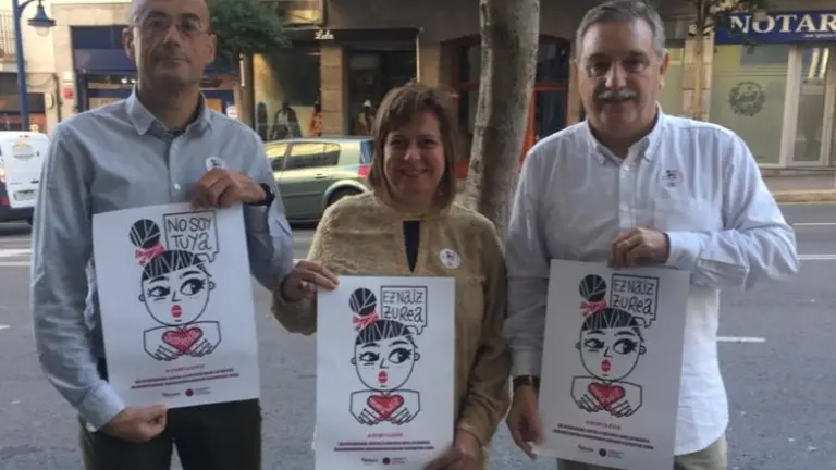 Comerciantes muestran los carteles de la iniciativa