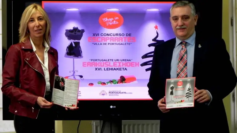 La concejala de Comercio, Loli Torres, y el representante de los comerciantes, Javier Aramburuzabala