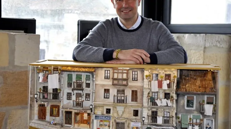 El Alcalde, Mikel Torres, junto a una de las maquetas