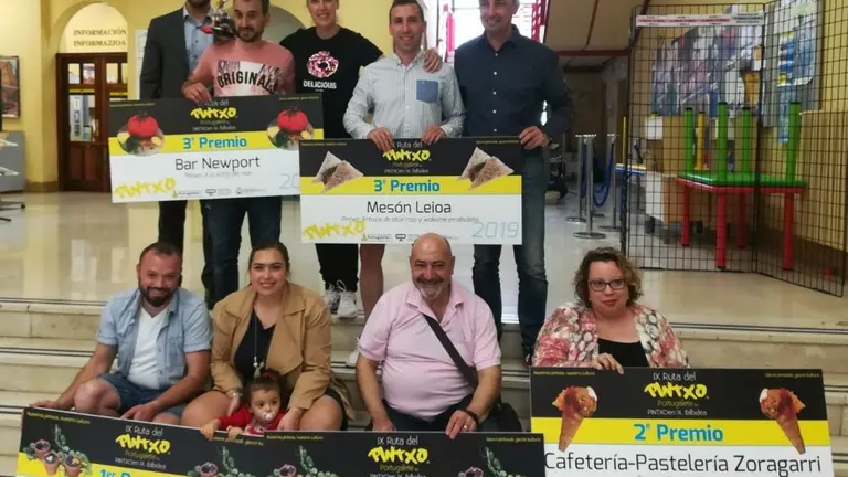Los premiados posan con sus galardones junto al Alcalde