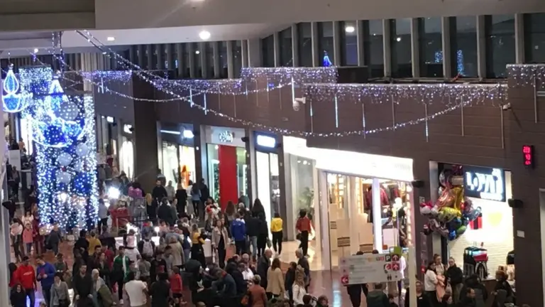 El centro ya luce su decoraci&oacute;n navide&ntilde;a