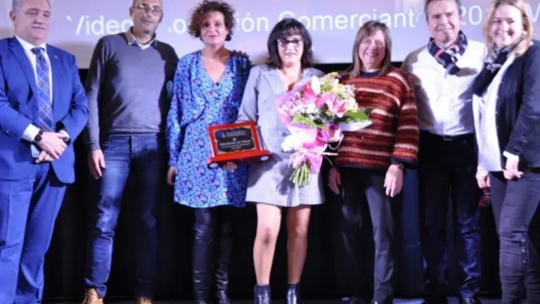 La entrega de una placa simboliz&oacute; el reconocimiento