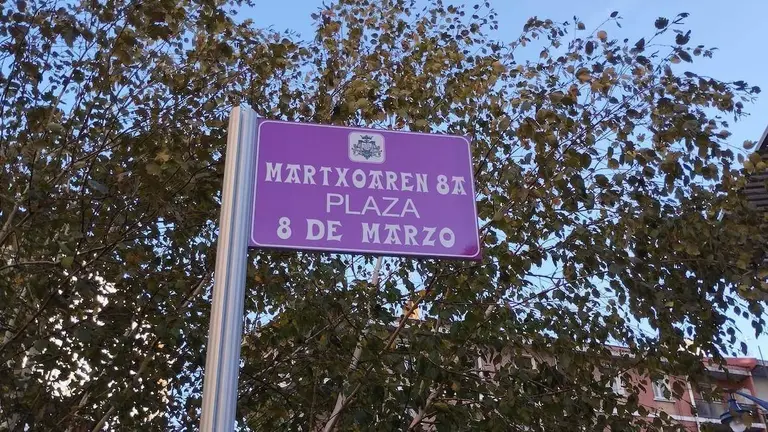 Se&ntilde;al&eacute;tica de la Plaza 8 de Marzo en Portugalete