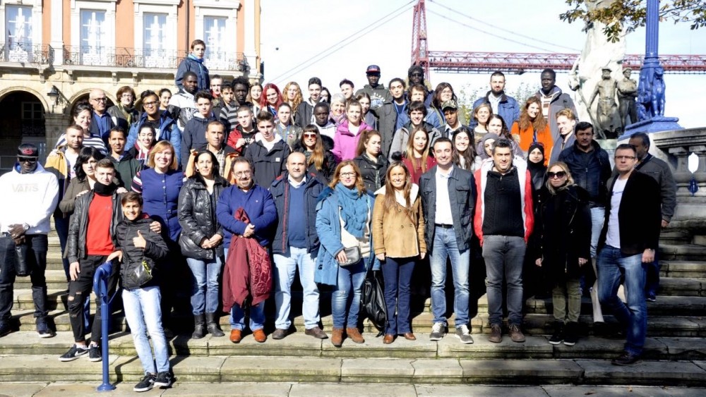 Los estudiantes posan en su recibimiento a la villa