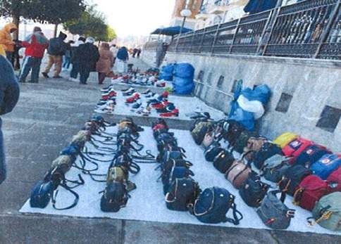 Puestos de venta ambulante junto al Puente Colgante